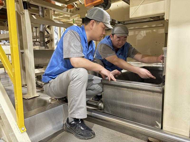 上海烟草集团天津卷烟厂一车间乙班党支部为职工办实事解难题